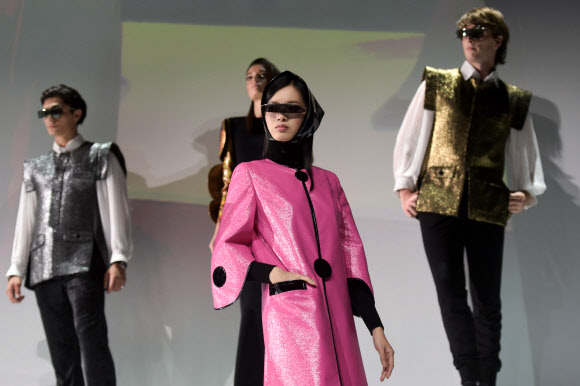 모델들이 21일(현지시간) 프랑스 파리 샤틀레 극장에서 열린 패션 디자이너 피에르 카르댕 브랜드 설립 70주년 기념 행사에서 그의 컬렉션을 선보이고 있다.<br>AFP 연합뉴스