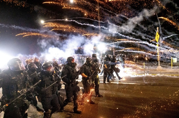 지난 5일 오리건주 포틀랜드 흑인시위 현장에서 진압에 나선 경찰들 모습. AP