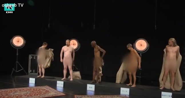 덴마크어린이 TV 프로그램 ‘울트라 스트립스 다운(Ultra Strips Down)’에 참여한 성인남녀/해당 프로그램 유튜브 화면