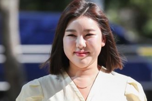 송가인, 코로나19 확진…“격리시설로 이동해 치료”