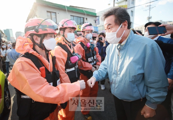 이낙연 더불어민주당 대표가 22일 오후 서울 동대문구 청량리 청과물시장 화재현장을 찾아 소방대원들과 인사하고 있다. 2020. 9. 22  김명국 선임기자 daunso@seoul.co.kr