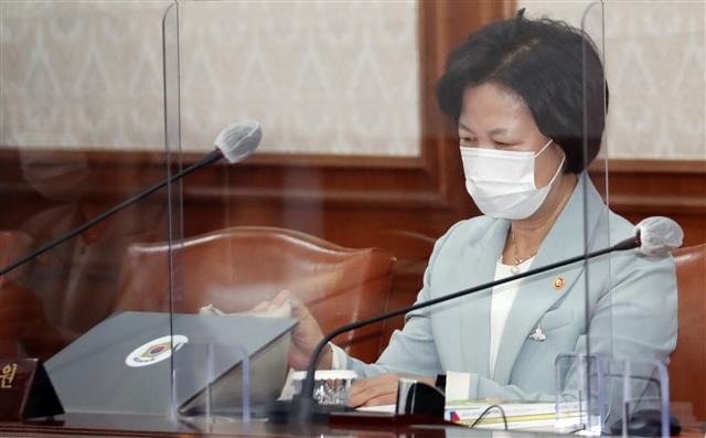 추미애 법무부 장관이 22일 서울 종로구 정부서울청사에서 열린 영상 국무회의에 참석해 자료를 살펴보고 있다. 뉴스1