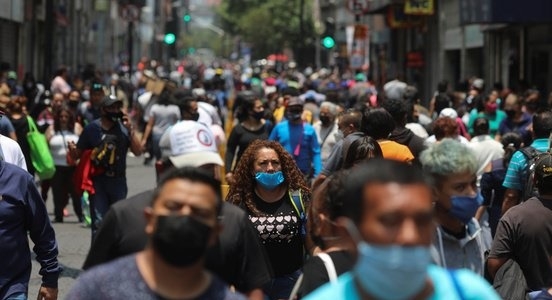 코로나19 발병 속 경제활동의 점진적 허용으로 멕시코시티 소칼로 광장에 시민들이 북적이고 있다. 사진=로이터 뉴스1