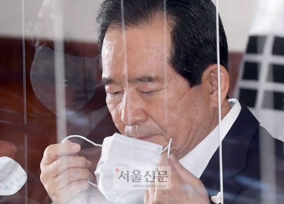 23일 세종로 정부청사에서 열린 국무회의에 참석한 정세균 국무총리가 마스크를 벋고 있다.2020. 9. 23 오장환 기자5zzang@seoul.co.kr