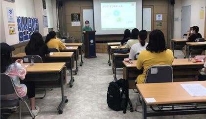 시각장애 청소년을 위한 음성 영어 책자 제작 및 점자 책자 제작 지원을 위한 봉사자 사전 교육. 한국청소년활동진흥원 제공