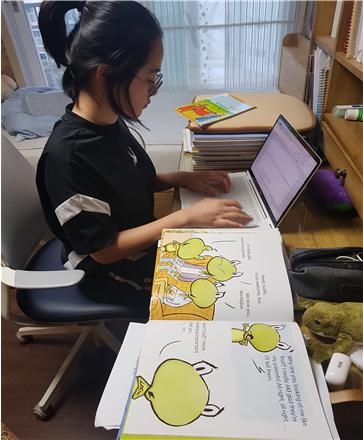 음성 및 점자 책자를 제작하기 위해 입력 작업 중인 청소년 봉사자. 한국청소년활동진흥원 제공