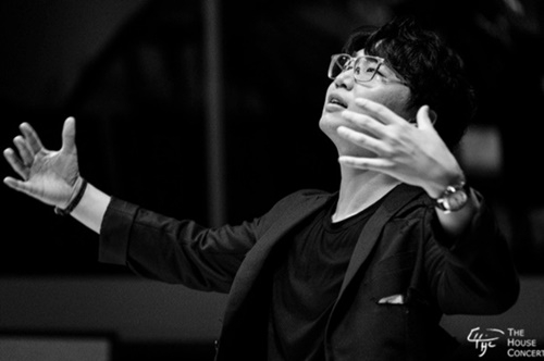 지휘자 겸 작곡가 최재혁 모습
