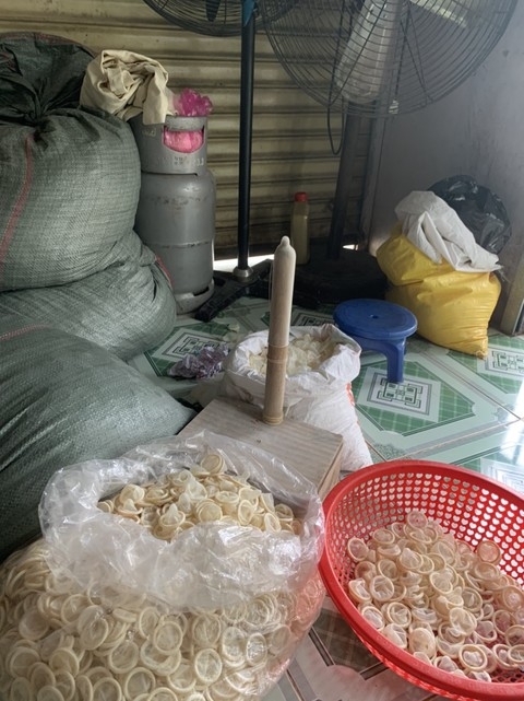 베트남에서 사용한 콘돔 수십만개를 재활용해 되팔려던 업자가 당국에 적발됐다.  빈즈엉성 시장관리국 제공
