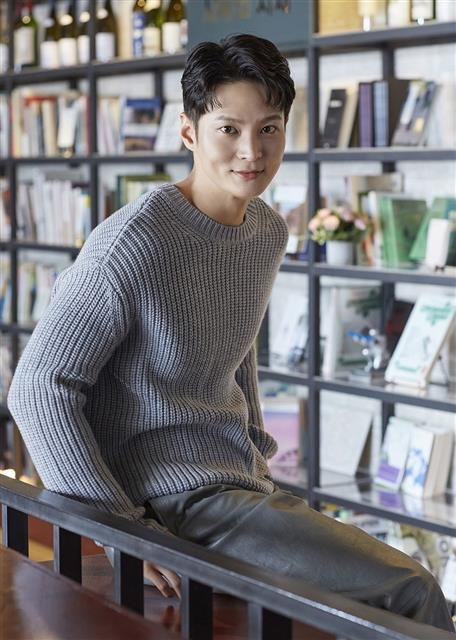 브라운관과 스크린에서 다양한 연기를 선보였던 배우 주원이 7년 만에 뮤지컬 ‘고스트’로 무대에 선다. 그는 “무대만의 매력을 놓칠 수 없다”며 특히 7년 전 국내 초연에 참여했던 이 작품은 너무나 당연한 선택이었다고 말한다. 작은 사진은 샘의 사랑을 그리워하는 몰리 젠슨을 연기한 아이비와 함께한 모습. 신시컴퍼니 제공