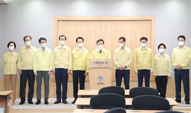 서울 구청장협의회가 23일 서울시청 브리핑룸에서 입장문을 발표하고 서울시 공공와이파이 사업에 대한 과학기술정보통신부의 적극적인 지원을 요청하고 나섰다. 왼쪽부터 김수영 양천구청장, 유동균 마포구청장, 정원오 성동구청장, 문석진 서대문구청장, 김영종 종로구청장, 이동진 도봉구청장, 이승로 성북구청장, 이정훈 강동구청장, 김미경 은평구청장, 박준희 관악구청장. 도봉구 제공