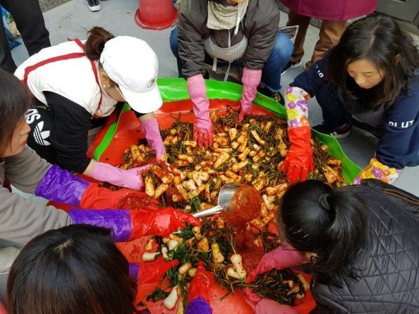 2019년 서울 영등포구가 실시한 ‘공동주택 같이살림 프로젝트’의 일환으로 주민들이 김장 담그기 활동에 참여하고 있다. 영등포구 제공