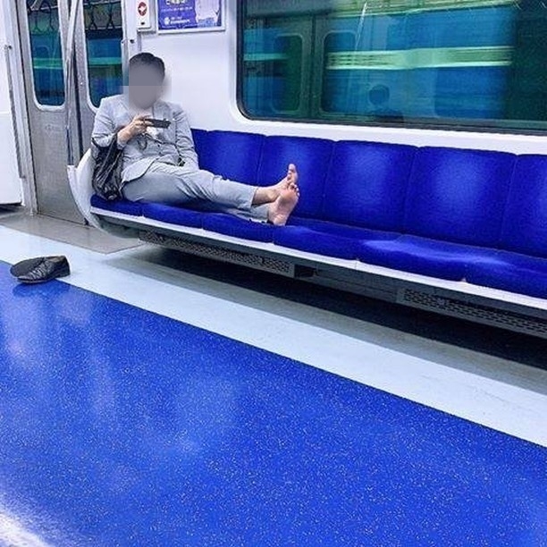 지하철에서 신발을 벗고 맨발 상태로 좌석을 향해 다리를 뻗고 있는 모습/온라인 커뮤니티
