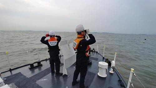 서해 최북단 소연평도 어업지도선에 타고 있다 실종된 공무원 수색 당시 모습. 인천해양경찰서 제공