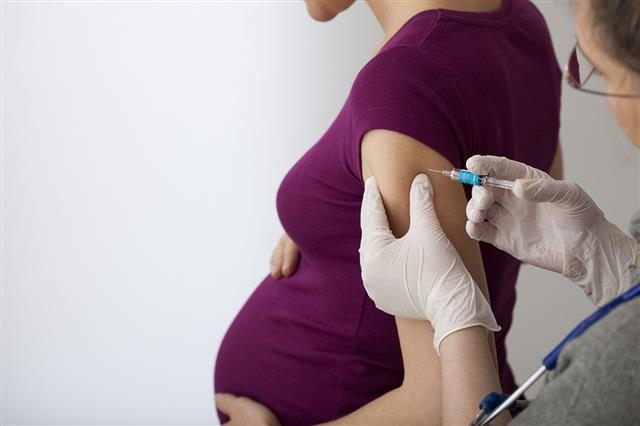 임신부가 독감 바이러스에 노출될 경우 혈관계 전체로 퍼져나가면서 염증반응이 나타나 산모 자신은 물론 태아의 건강도 심각한 상황에 놓이게 된다. 이 때문에 임신부는 반드시 독감백신 접종을 받아야 한다. 미국 국립보건원(NIH) 제공