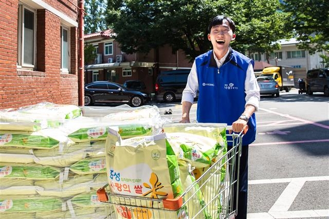 효성 직원이 서울 마포구 인근 취약계층에게 쌀을 배달하고 있다. 효성 제공