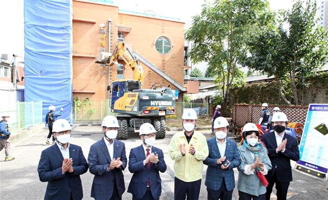 23일 오전 서울 동작구 상도동 영도시장 인근에서 열린 장승배기 종합행정타운 착수식에서 건물 일부를 철거하고 있다. 이창우(왼쪽 네 번째) 동작구청장은 “행정타운이 완성되면 광장에서 주민과 함께 대형 스크린으로 축구를 보며 이야기하고 싶다”고 말했다. 동작구 제공