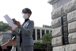 ‘민주당만 빼고’ 칼럼 임미리 교수 “기소유예 취소” 헌법소원