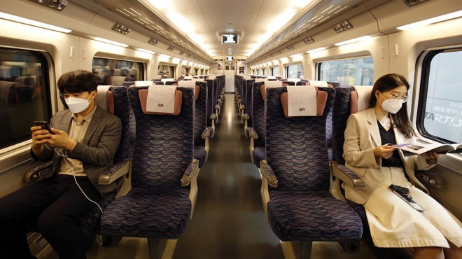 코로나19 확산으로 열차내 사회적 거리두기가 강화되면서 차내 구간 연장이 불허되고 무임승차 처벌이 강화되는 등 추석 연휴기간 열차 이용에 주의가 필요하다. SR 제공