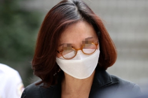 [포토] 법정 향하며 인사하는 정경심 교수