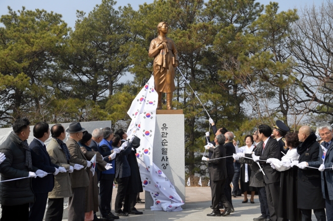 지난해 3월 3.1중앙공원에서 김정섭 시장 등이 참석한 가운데 유관순 동상 제막식이 열리고 있다. 공주시 제공
