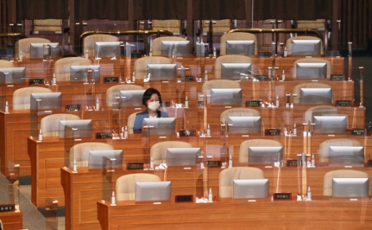 국회 본회의 참석한 秋법무