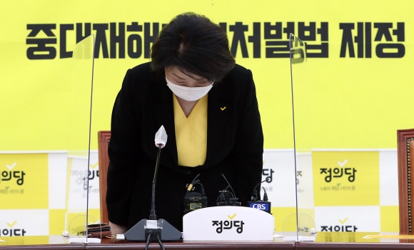 대표직에서 물러나는 정의당 심상정 대표가 24일 국회 퇴임 기자회견에서 마지막 소회를 밝힌 뒤 고개 숙여 인사하고 있다. 오장환 기자 5zzang@seoul.co.kr