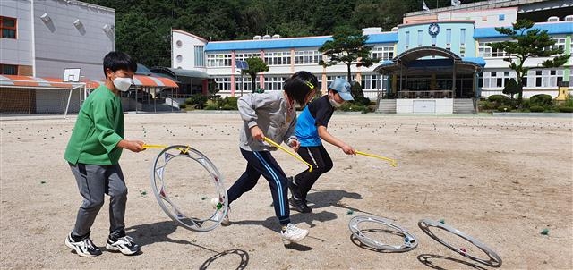 함양 서하초 학생들이 학교에서 굴렁쇠 굴리기 등 야외학습과 활동을 하고 있다.  함양군 제공