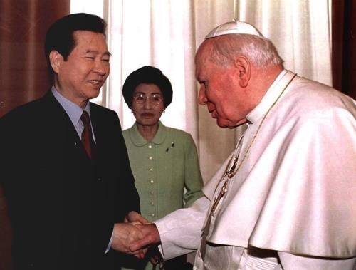 2000년 3월 바티칸을 방문한 김대중 전 대통령 내외가 요한 바오로 2세 교황과 만나는 모습. 연합뉴스