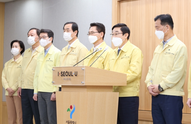 서울 구청장협의회가 지난 23일 서울시청 브리핑룸에서 서울시 공공와이파이 사업에 대한 입장문을 발표하고 있다. 왼쪽부터 김수영 양천구청장, 유동균 마포구청장, 정원오 성동구청장, 문석진 서대문구청장, 김영종 종로구청장, 이동진 도봉구청장, 이승로 성북구청장. 　도봉구 제공 