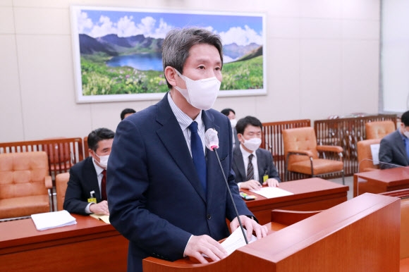 북 총격 사망 공무원 관련 보고하는 이인영 장관