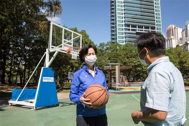 김수영(왼쪽) 서울 양천구청장이 지난 25일 오목공원에 새로 설치된 어린이용 농구대를 살펴본 뒤 구 관계자들과 얘기하고 있다. 양천구 제공