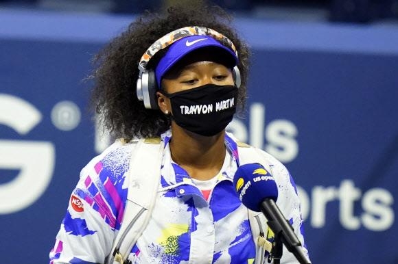 지난 12일(현지시간) 미국 뉴욕 US오픈 테니스대회 여자단식에서 우승한 일본의 흑인 혼혈 선수 오사카 나오미. 오사카는 이번 대회에서 7경기를 치르는 내내 인종 차별 문제로 사망한 미국내 흑인 피해자의 이름이 적힌 마스크를 착용하고 나왔다. 뉴욕 AP 연합뉴스