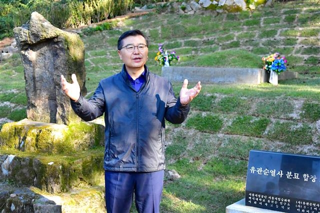 류경기 중랑구청장이 지난 21일 유관순 열사가 잠들어 있는 곳으로 추정되는 망우리공원 이태원묘지 무연분묘 합장묘역을 찾아 현장을 점검하고 있다. 중랑구 제공