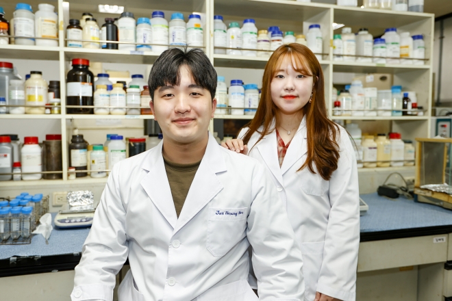 국제저널에 논문을 발표한 영남대 화학생화학부 4학년 박병현(왼쪽), 박혜림 씨