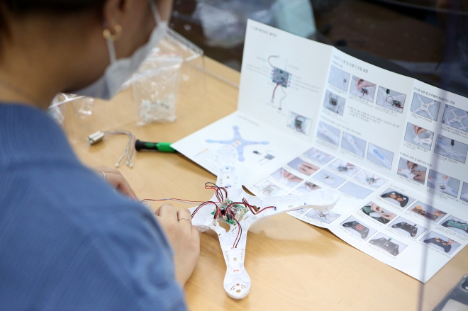 교육용 드론을 직접 조립하고 있는 학생