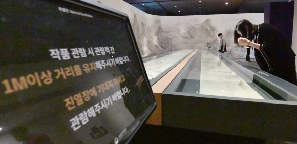 코로나로 중단됐던 국공립 문화시설에 대한 실내전시가 재개된 28일 서울 국립중앙박물관에서 시민들이 전시물을 관람하고 있다. 2020.9.28 박지환기자 popocar@seoul.co.kr