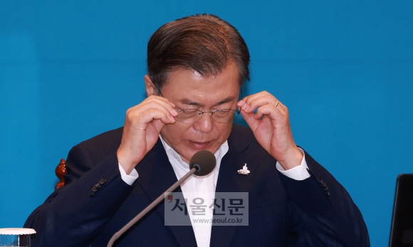 문재인 대통령이 28일 청와대 여민관에서 열린 수석보좌관회의를 주재하던 중 굳은 표정으로 안경을 고쳐 쓰고 있다. 도준석 기자 pado@seoul.co.kr