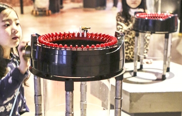 국립과천과학관 첨단기술관 주요 전시물. 고분자 합성물질이 실이 되는 과정을 실제 반응기를 통해 직접 눈으로, 손으로 확인해 보며 나일론 섬유를 발견하게 된 이야기, 석유 증류 공정, 미래의 섬유에 대해 알아볼 수 있다. 국립과천과학관 제공