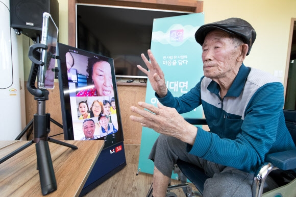 28일 한 노인이 자신이 지내는 요양원에 설치된 영상통화장치를 통해 가족들과 안부를 나누고 있다. 2020.9.28 연합뉴스