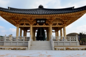 추캉스족 유혹하는 복제 에밀레종…“저를 힘껏 쳐 주세요”