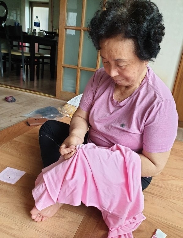 단양지역 한 노인이 우울감 해소를 위해 군 평생학습센터가 진행하는 코로나19 극복 티셔츠 만들기 프로그램에 참여하고 있다.  단양군 제공
