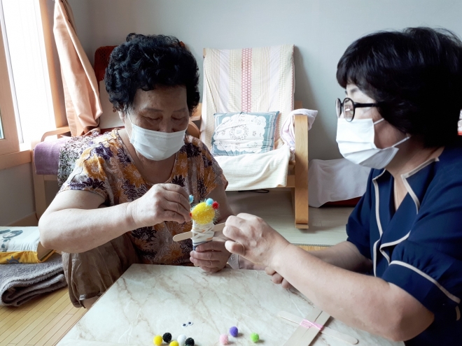 충주지역 한 노인이 충주시가 제공한 털실 등을 활용해 행복인형을 만들고 있다. 충주시 제공 　