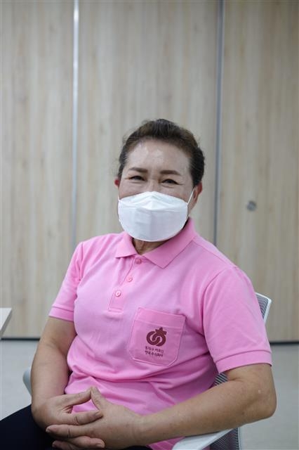 동작구 일자리센터 ‘어르신행복주식회사’에서 근무하는 차민정씨는 “사회적 거리두기가 강화되면서 위생에 신경 쓰고 나 자신에게 집중할 수 있는 계기가 됐다”면서도 “코로나19가 빨리 종식되어 안전한 대면 사회가 되었으면 좋겠다”고 했다.