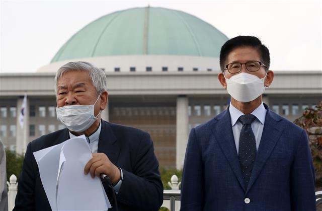 서경석 목사와 김문수 전 경기도지사를 비롯한 시민단체 회원들이 30일 오후 서울 여의도 국회 앞에서 열린 개천절 집회 금지 통고 관련 입장발표 기자회견을 하고 있다. 2020.9.30 뉴스1