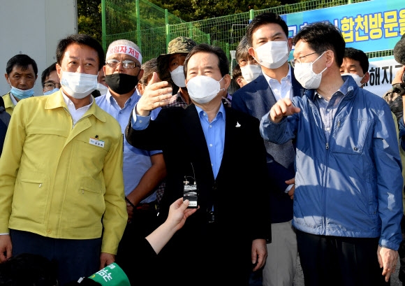 정세균 국무총리가 추석 연휴 첫날인 30일 경남 합천군 집중호우 피해현장을 방문해 복구 상황을 점검하고 있다. 2020.9.30 총리실 제공