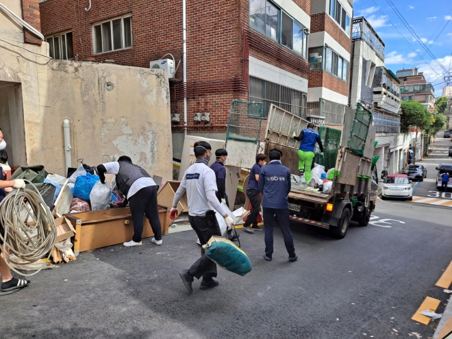 취약계층 집 청소 나선 이웃 주민들