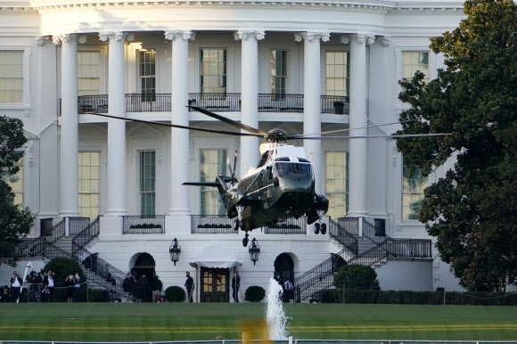 도널드 트럼프 미국 대통령을 태우고 백악관에서 이륙하는 헬기. 워싱턴 AP 연합뉴스