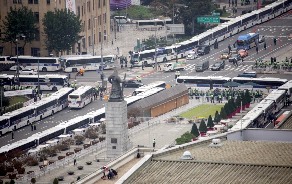 광화문 광장 둘러싼 경찰버스