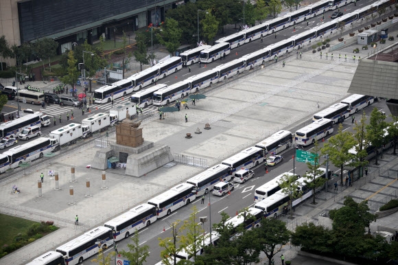 수십대의 경찰차량이 3일 광화문 일대 돌발적이고 불법적인 시위를 차단하기 위해 줄지어 서 있다. 연합뉴스