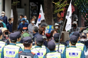 ‘진입 통제’에도 광화문 찾은 시민들, 곳곳 충돌…소규모 집회 차량 집결